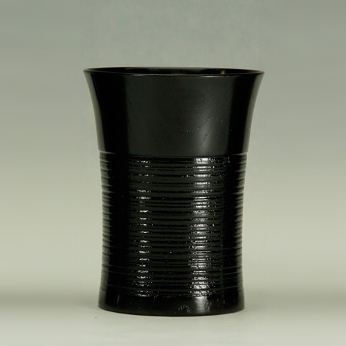 直径7.5、高さ10cmのミドルサイズのものです。