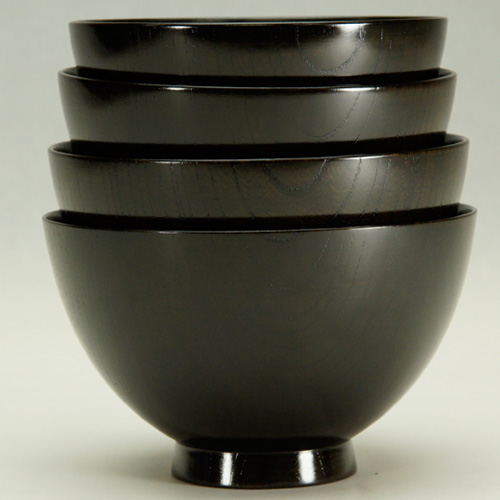 黒のすり漆を施した男のお椀。サイズは4.2寸(12.7cm)