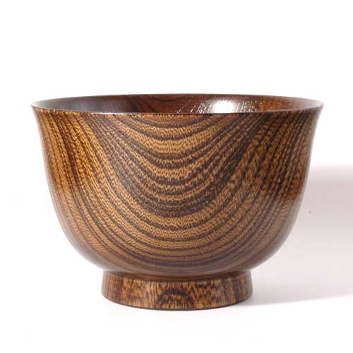 山中漆器の特長を兼ね備えた欅を使用したはそり汁椀 拭き漆です。木地は、縦木取りで欅を使用し拭き漆で艶良く出来ております。