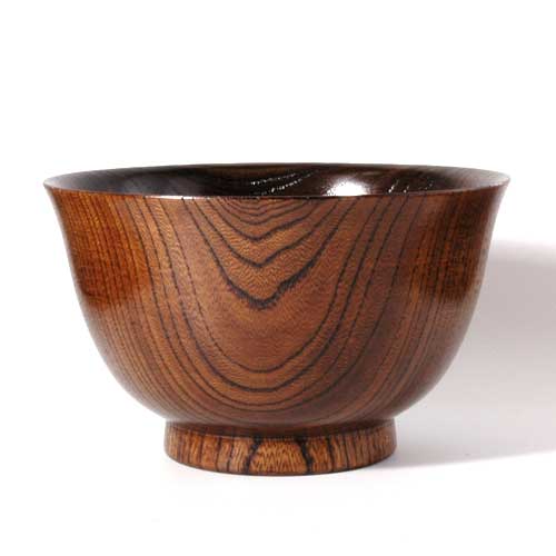 山中漆器の特長を兼ね備えた欅を使用したはそり大汁椀 拭き漆です。直径が12.1cmと少し大きめになっています。木地は、縦木取りで欅を使用し拭き漆で艶良く出来ております。