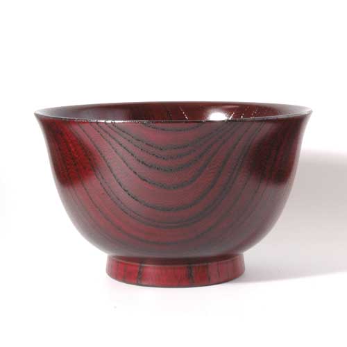 山中漆器の特長を兼ね備えた欅を使用したはそり大汁椀 拭き漆です。直径が12.1cmと少し大きめになっています。木地は、縦木取りで欅を使用し拭き漆で艶良く出来ております。