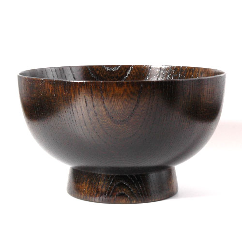 山中漆器の特長を兼ね備えた欅を使用した欅 高丸汁椀 黒拭き漆です。高台が少し高くなって上品な形になっており人気の商品です。木地は、縦木取りで欅を使用し拭き漆で艶良く出来ております。