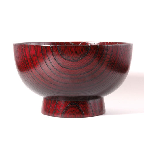 山中漆器の特長を兼ね備えた欅を使用した欅 高丸汁椀 朱拭き漆です。高台が少し高くなって上品な形になっており人気の商品です。木地は、縦木取りで欅を使用し拭き漆で艶良く出来ております。