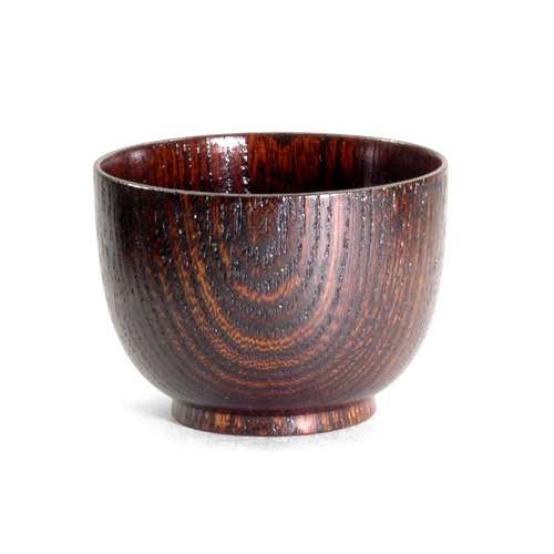 欅のぐい呑みです。山中漆器の職人さんが手引きろくろで挽いた1個1個手作りのものです。熱燗にも使えます。